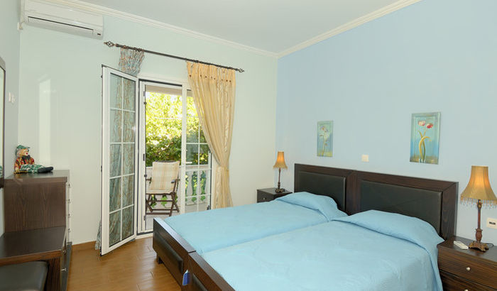 Twin bedroom, Villa Halikounas, Corfu