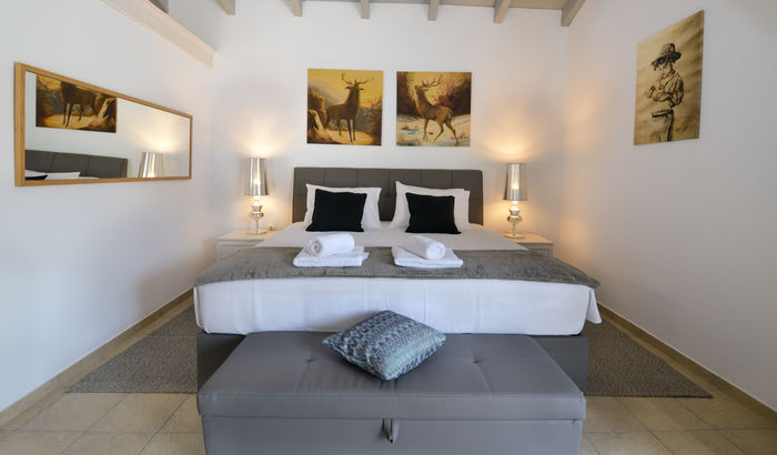 White Cliff Suite, Paxos
